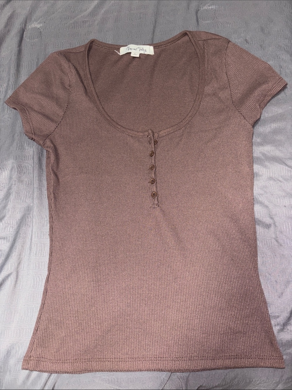 Short Sleeve Ribbed Henley Scoop Top in Mauve